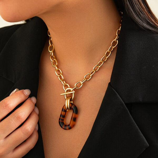 Fashionable irregular leopard print buckle necklace set with high-end geometric acrylic collarbone chain - Image 7