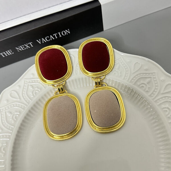 French retro exaggerated poplar forest suede metal double square earrings with ear clips, light luxury, fashionable and high-end earrings - Image 6