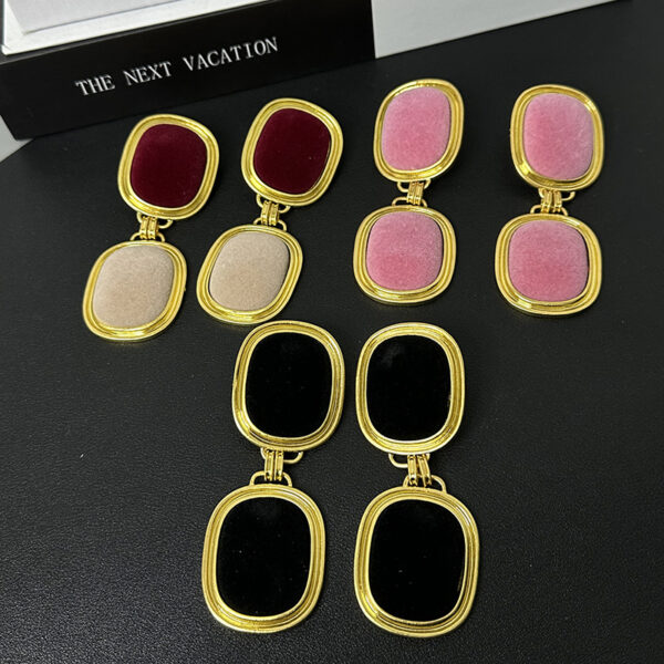 French retro exaggerated poplar forest suede metal double square earrings with ear clips, light luxury, fashionable and high-end earrings - Image 3