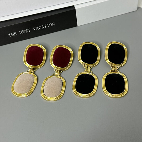 French retro exaggerated poplar forest suede metal double square earrings with ear clips, light luxury, fashionable and high-end earrings - Image 4
