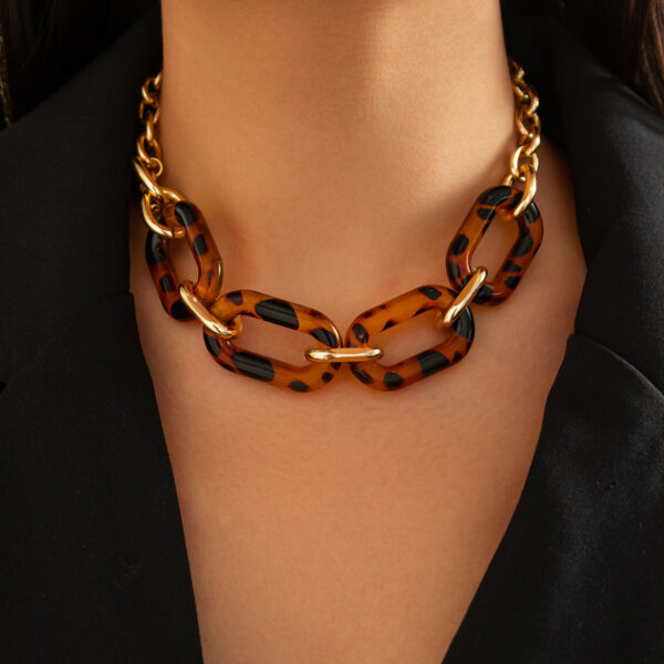 Fashionable irregular leopard print buckle necklace set with high-end geometric acrylic collarbone chain - Image 6