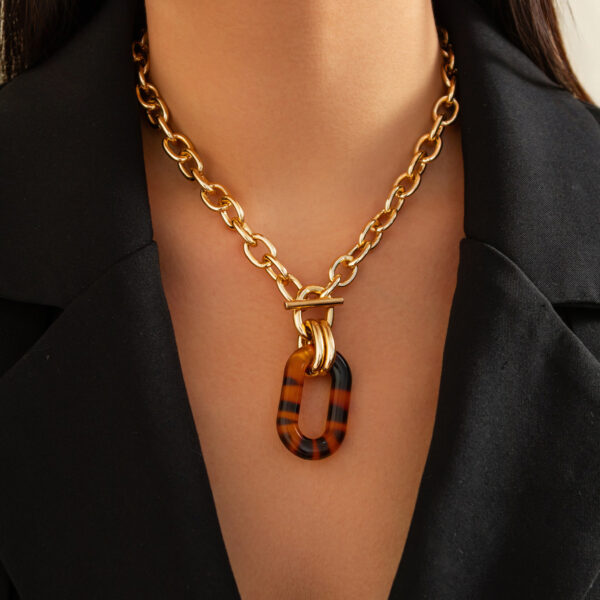 Fashionable irregular leopard print buckle necklace set with high-end geometric acrylic collarbone chain